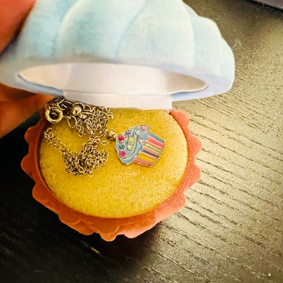 Cupcake necklace - Picture 1 of 2